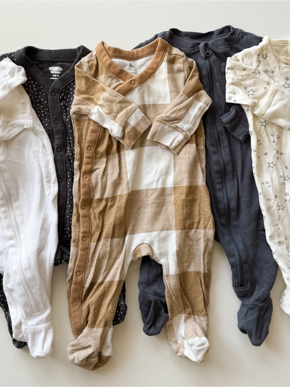 Lot of 0-3 month old sleep and play